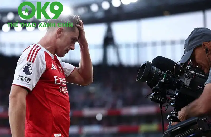 Ghi bàn và vuốt tóc thoải mái nhé Gyokeres - Ảnh: @TheAthleticFC