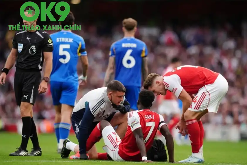 Bukayo Saka bị chấn thương trong hiệp 2 (Ảnh: The Independent). Bukayo Saka bị chấn thương trong hiệp 2 (Ảnh: The Independent).